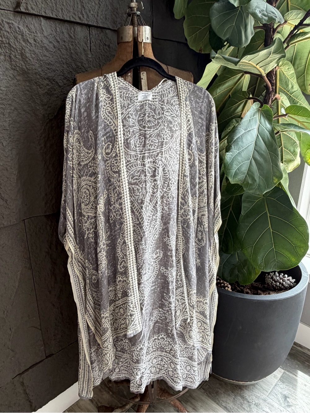 Melrose and Market Gray and Cream Paisley Kimono Top